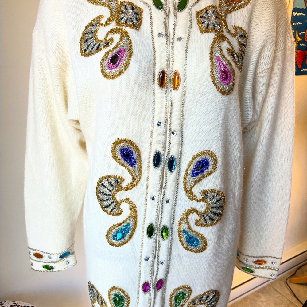 Elegant White Cardigan  vintage with Multicolor Embellishments